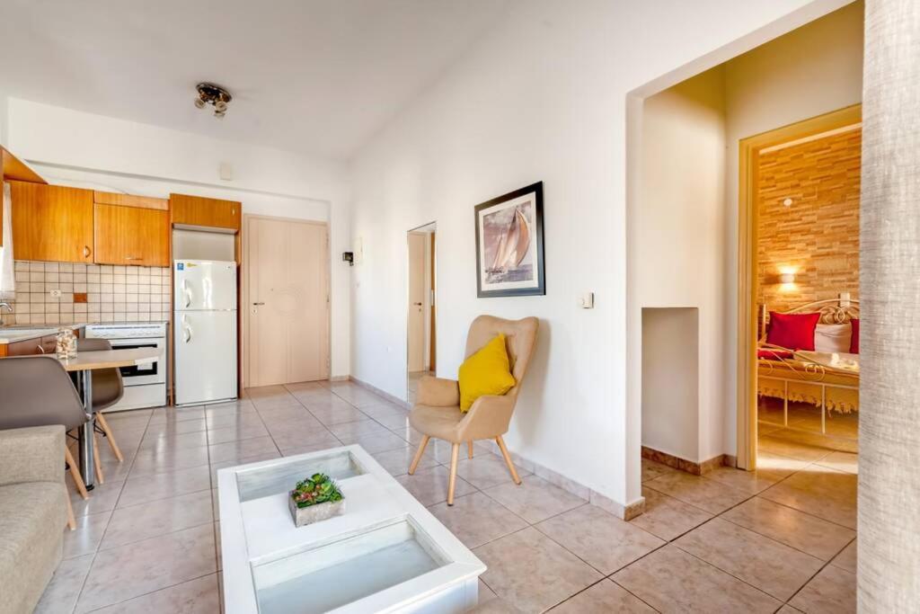 Jenny'S Flat Near The Sea Apartment Galatas  Exterior photo
