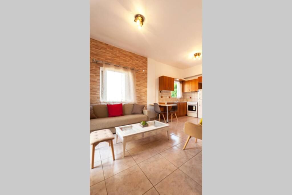 Jenny'S Flat Near The Sea Apartment Galatas  Exterior photo